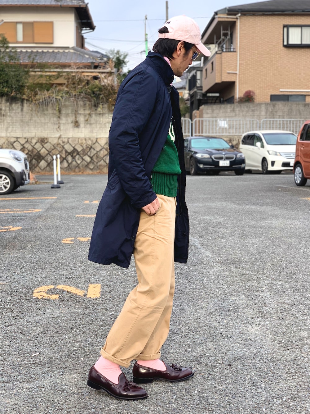 ピンク系のシャツ/ブラウス、グリーン系のニット/セーター、ブルー系のその他アウターを着用したメンズの冬コーディネートの3枚目の写真
