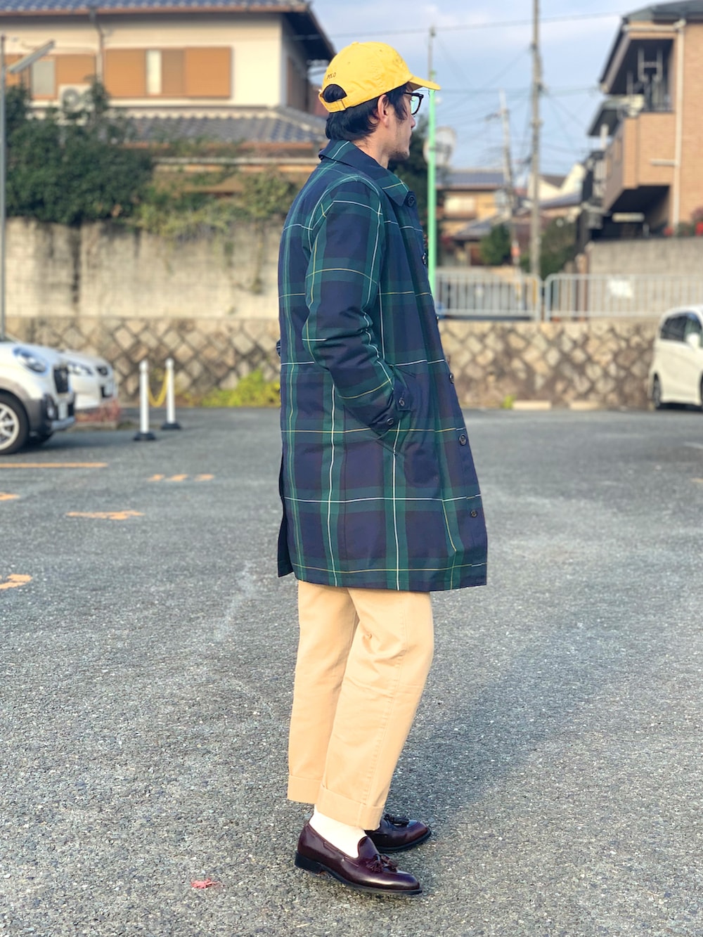 ホワイト系のシャツ/ブラウス、イエロー系のネクタイ、ブルー系のその他アウターを着用したメンズの冬コーディネートの2枚目の写真