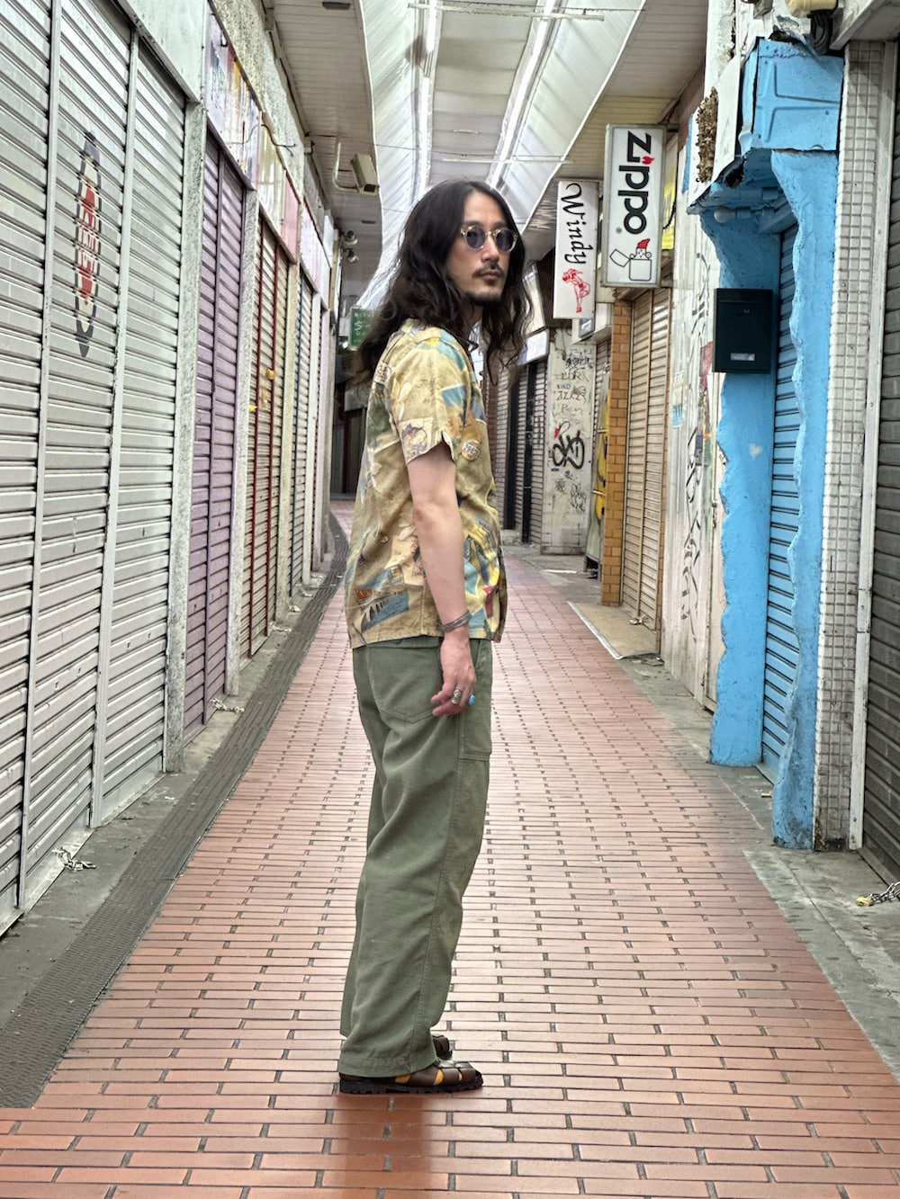 その他のシャツ/ブラウス、グリーン系のカーゴパンツ、ブラウン系のサンダルを着用したメンズの夏コーディネートの4枚目の写真