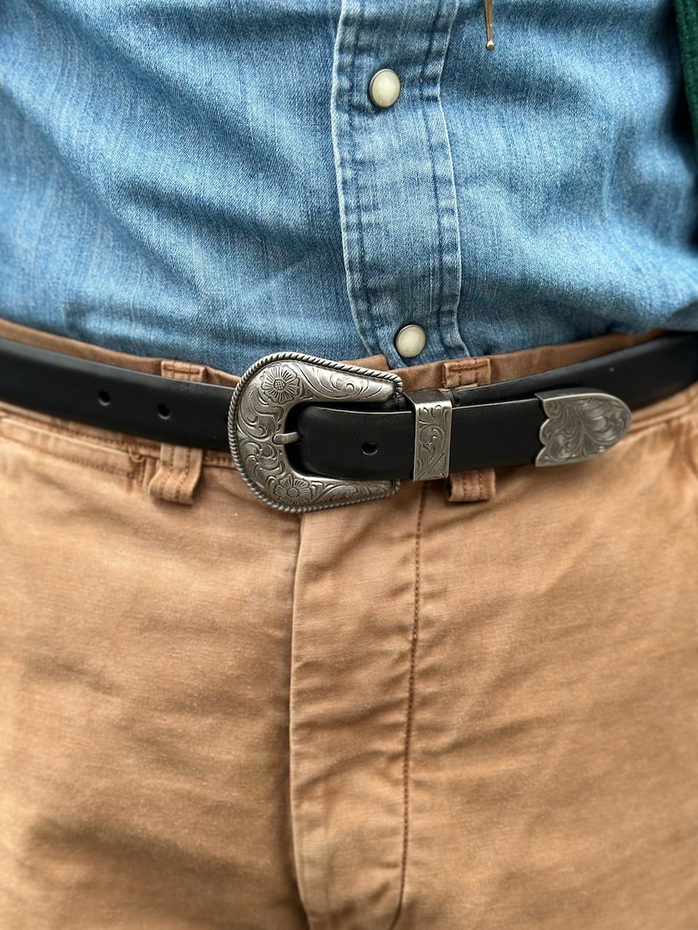 ブルー系のシャツ/ブラウス、グリーン系のシャツ/ブラウス、ブラウン系のその他パンツを着用したメンズの春コーディネートの4枚目の写真