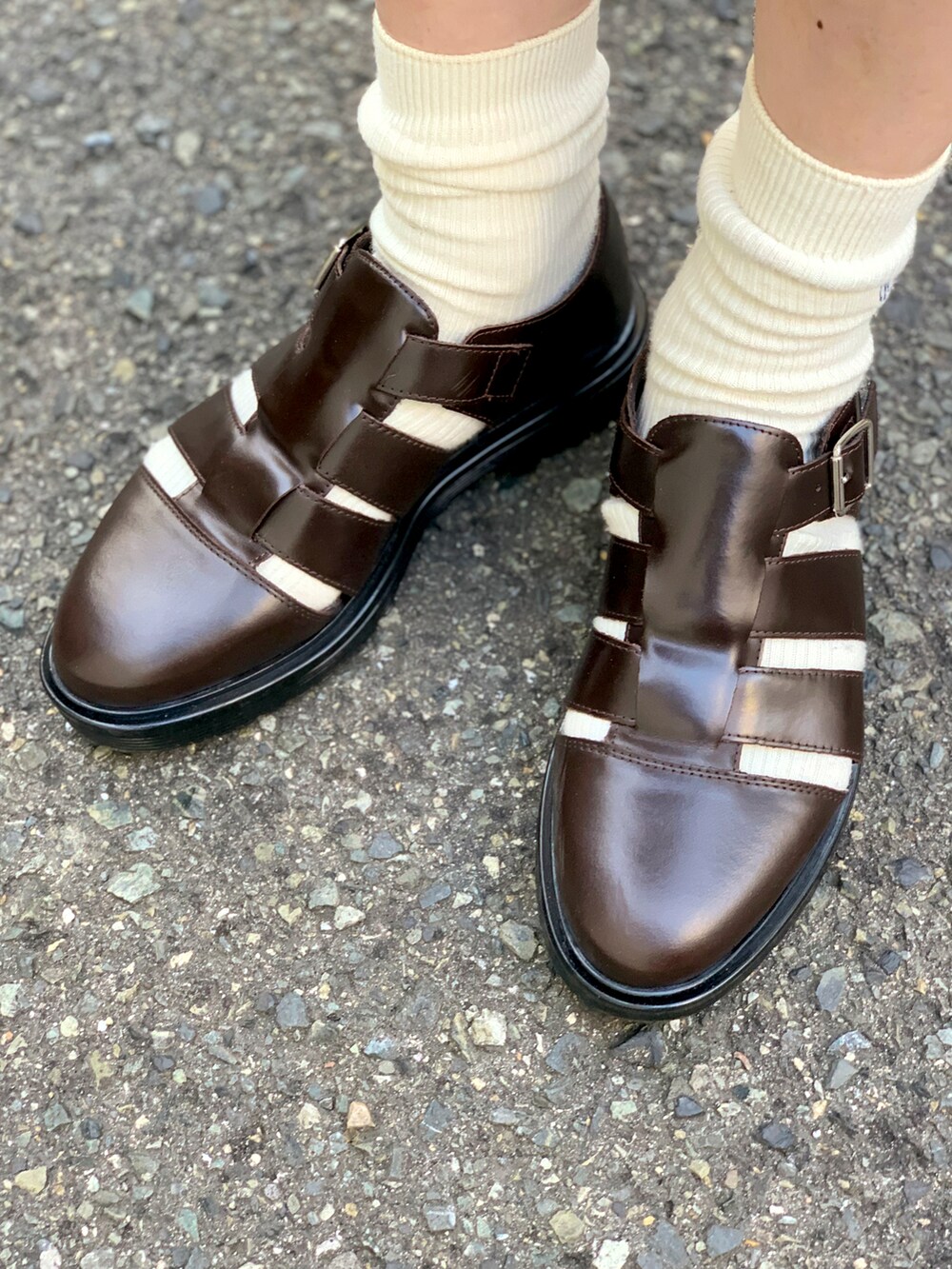 ブルー系のシャツ/ブラウス、ブラウン系のその他パンツ、ピンク系のキャップを着用したメンズの夏コーディネートの4枚目の写真