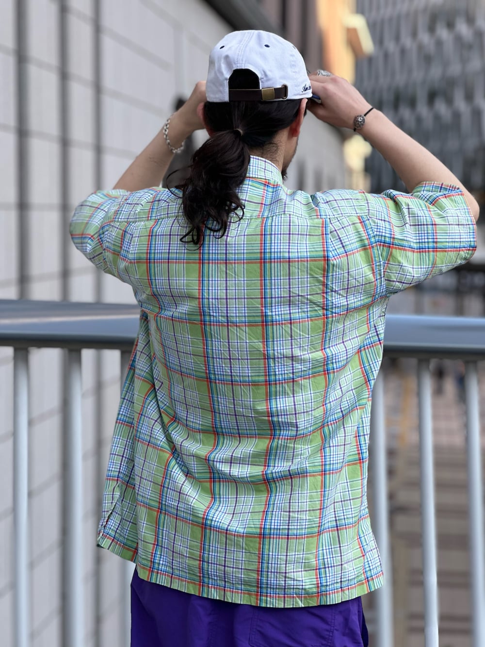 その他のシャツ/ブラウス、パープル系のその他パンツ、ホワイト系のスニーカーを着用したメンズの夏コーディネートの5枚目の写真