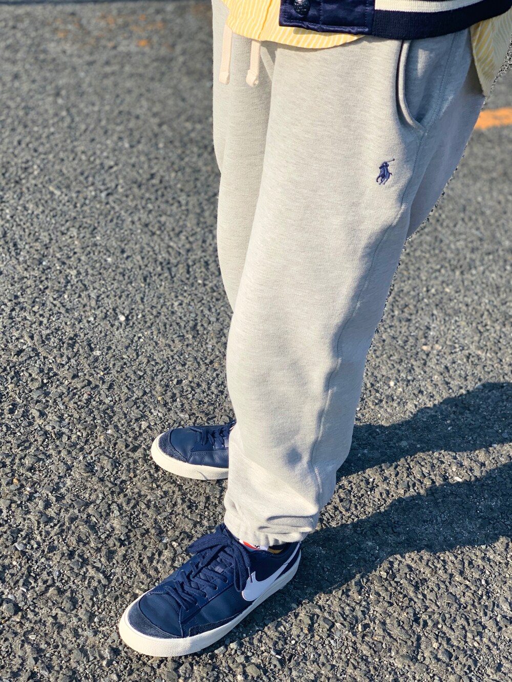 グレー系のパーカー、ブルー系のスタジャン、グレー系のTシャツ/カットソーを着用したメンズの冬コーディネートの5枚目の写真