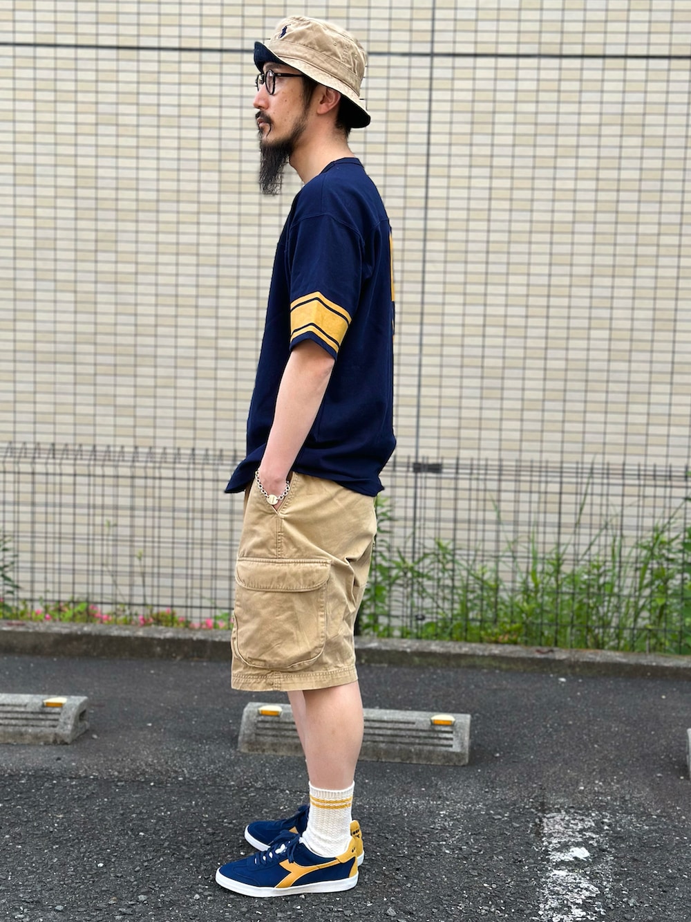 ブルー系のTシャツ/カットソー、ベージュ系のその他パンツ、ブルー系のスニーカーを着用したメンズの夏コーディネートの4枚目の写真