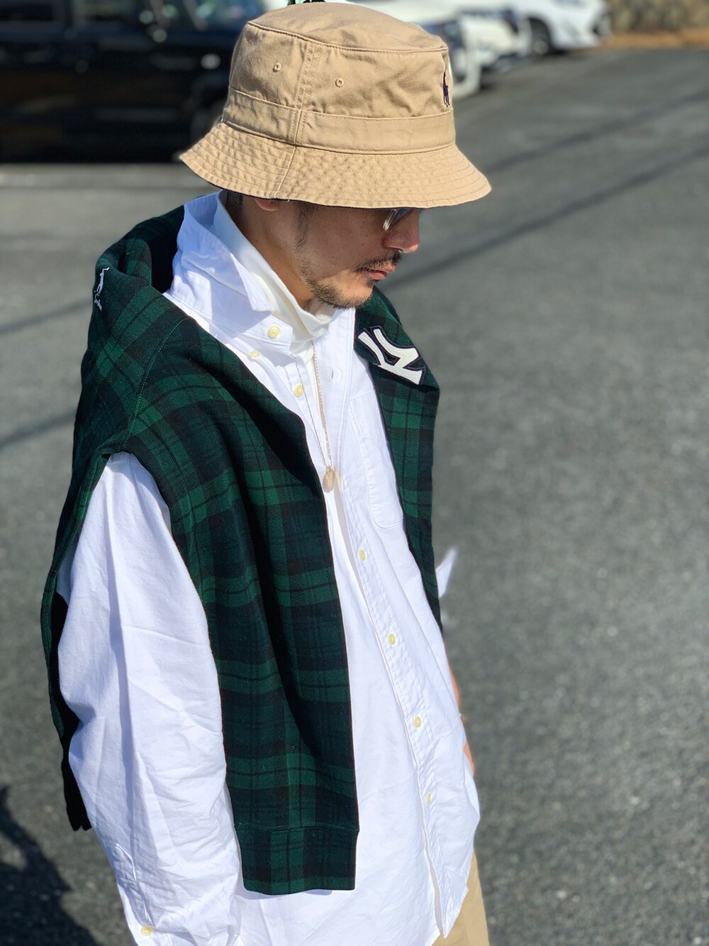 ホワイト系のシャツ/ブラウス、グリーン系のトップス、ブラウン系のその他パンツを着用したメンズの冬コーディネートの2枚目の写真