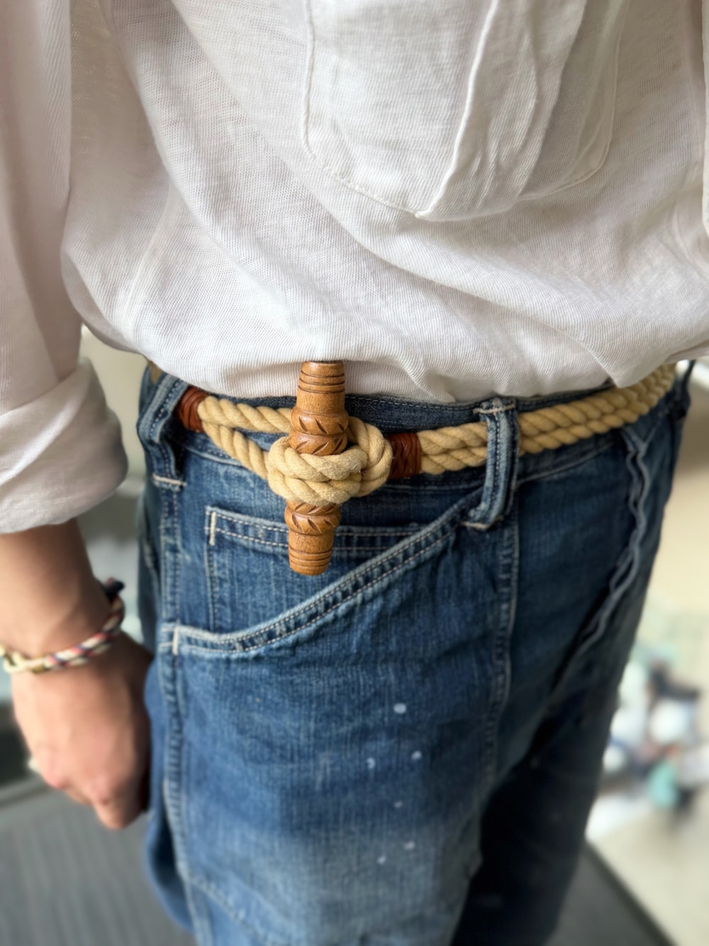 ブラウン系のサンダル、ホワイト系のシャツ/ブラウス、ブルー系のデニムパンツを着用したメンズの春コーディネートの2枚目の写真