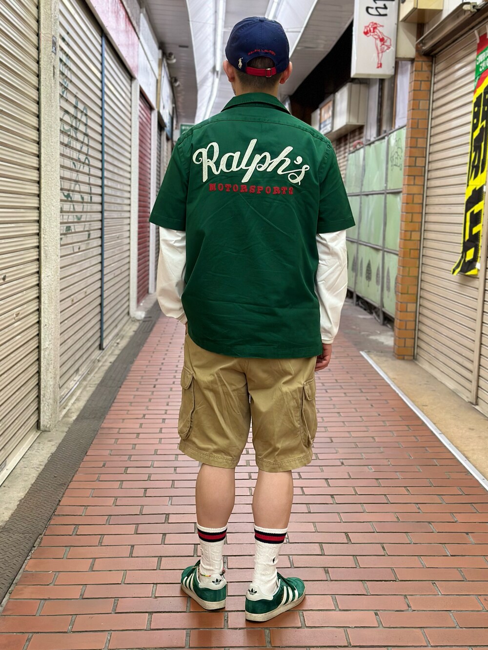 ホワイト系のTシャツ/カットソー、グリーン系のシャツ/ブラウス、ベージュ系のその他パンツを着用したメンズの春コーディネートの4枚目の写真