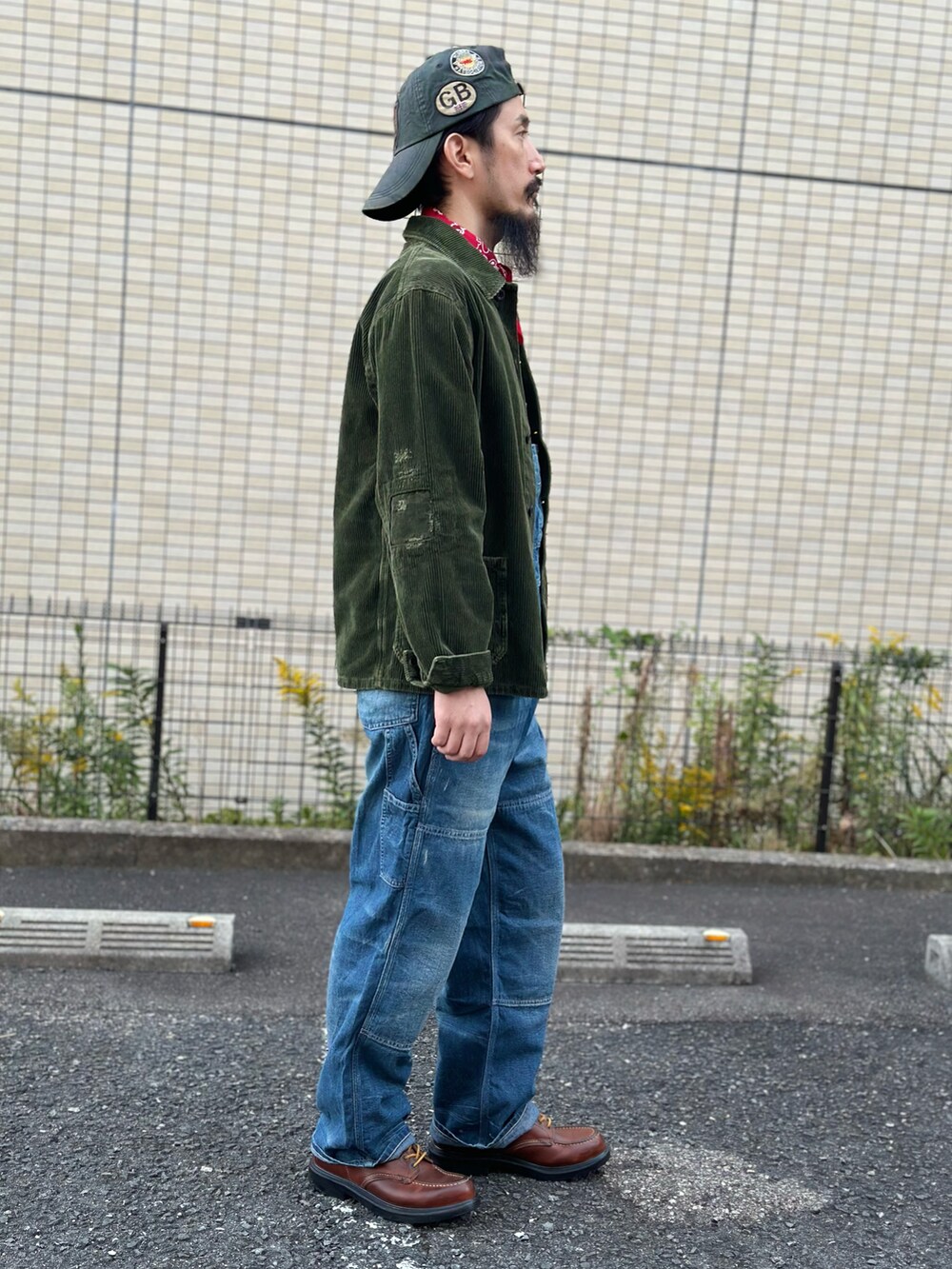 ホワイト系のTシャツ/カットソー、グリーン系のその他アウター、ブルー系のサロペット/オーバーオールを着用したメンズの秋コーディネートの4枚目の写真