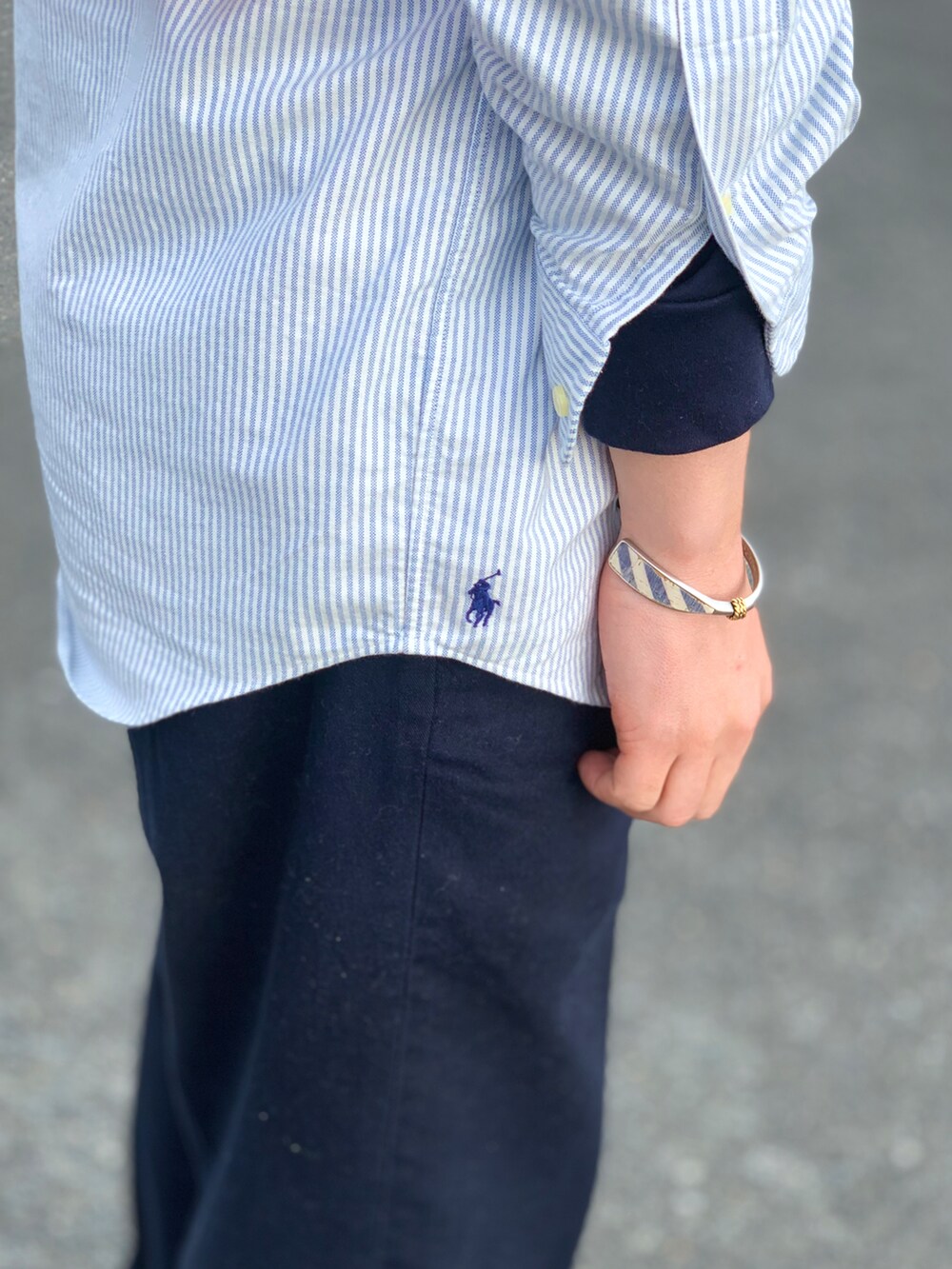 ブルー系のシャツ/ブラウス、レッド系のTシャツ/カットソー、ブルー系のその他パンツを着用したメンズの冬コーディネートの5枚目の写真