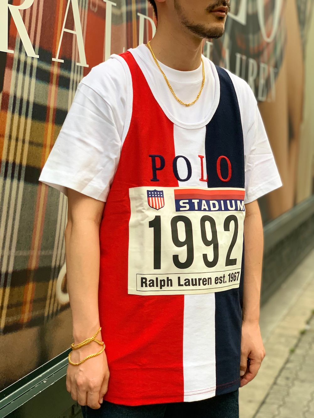 ホワイト系のTシャツ/カットソー、ホワイト系のタンクトップ、ブルー系のパンツを着用したメンズの夏コーディネートの4枚目の写真