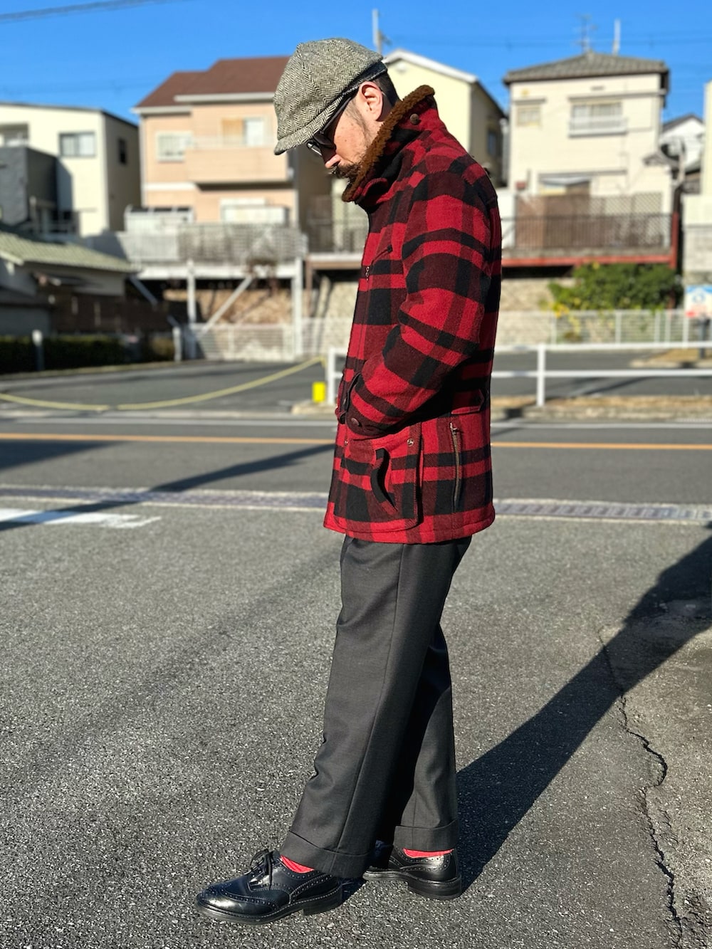 ブルー系のシャツ/ブラウス、レッド系のその他アウター、グレー系のスラックスを着用したメンズの冬コーディネートの5枚目の写真