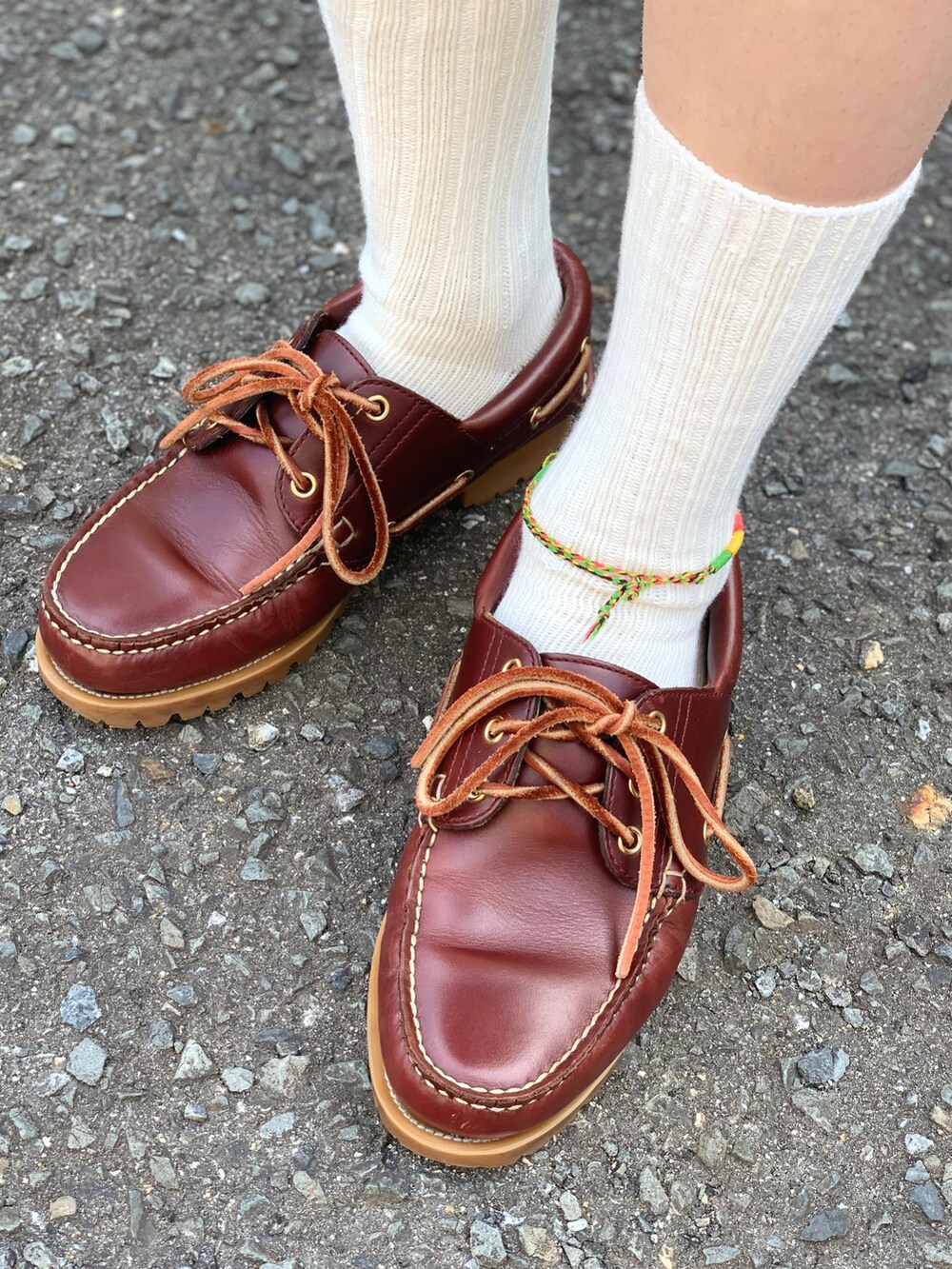 グリーン系のポロシャツ、パープル系のその他パンツ、レッド系のモカシン/デッキシューズを着用したメンズの春コーディネートの5枚目の写真