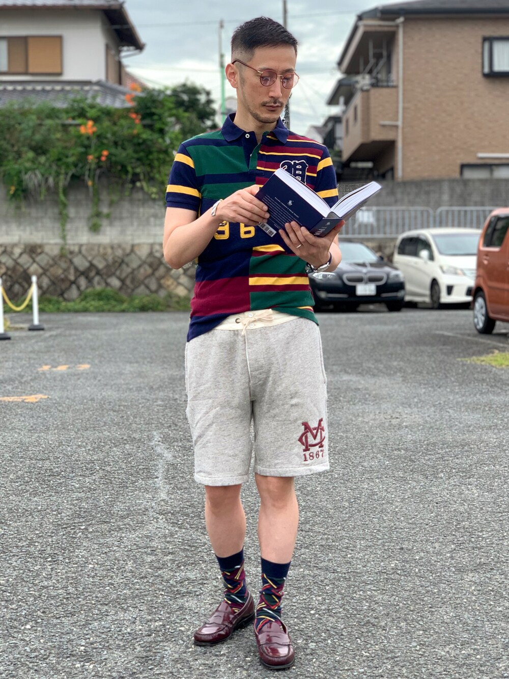 その他のポロシャツ、グレー系のパンツ、レッド系のローファーを着用したメンズの夏コーディネートの3枚目の写真