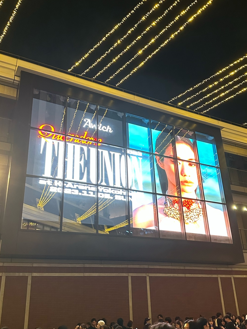 ホワイト系のシャツ/ブラウス、ブルー系のジャケット/アウター、ブラウン系のブーツを着用したメンズの秋コーディネートの4枚目の写真