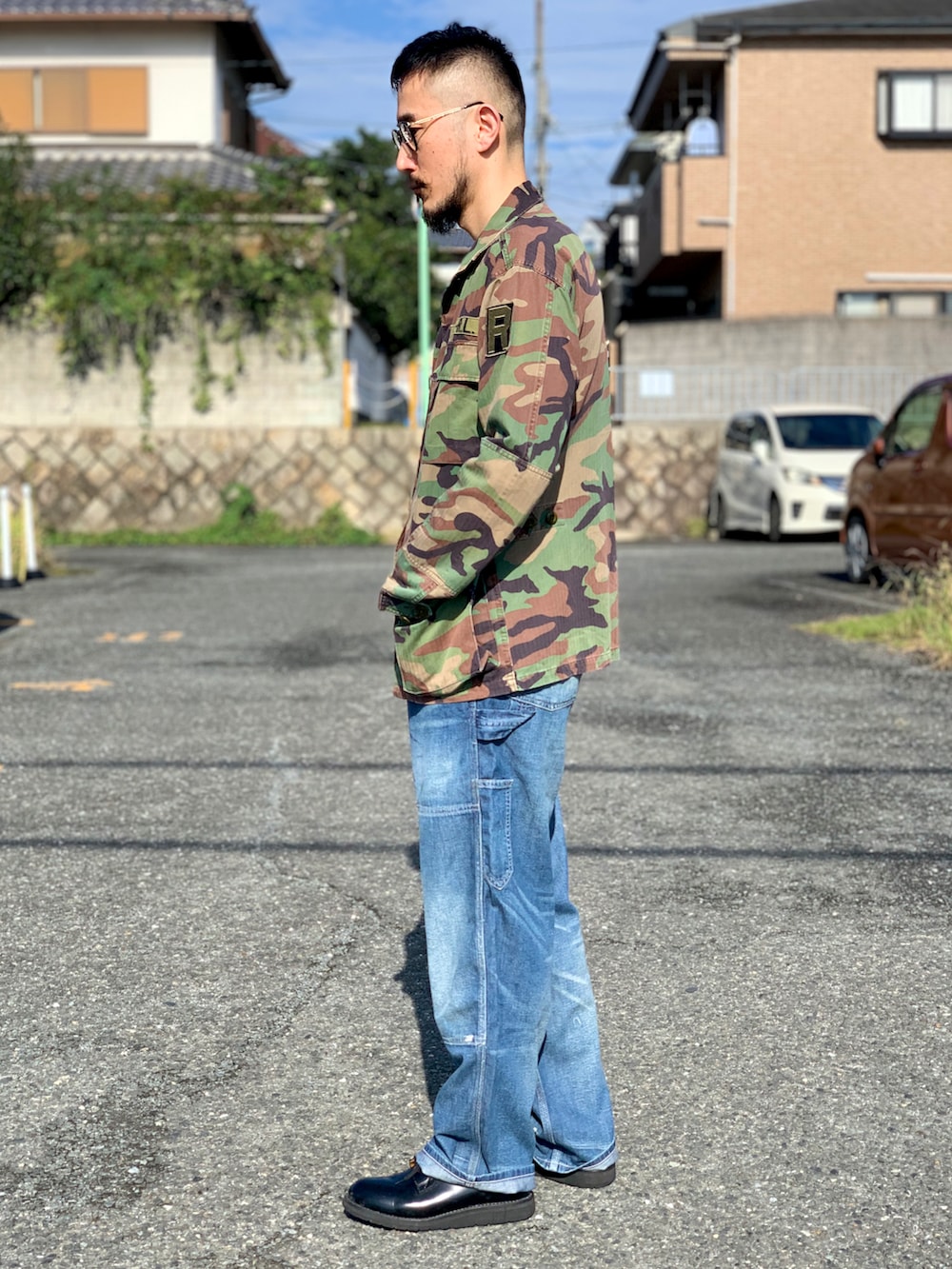 ホワイト系のTシャツ/カットソー、その他のシャツ/ブラウス、ブルー系のサロペット/オーバーオールを着用したメンズの秋コーディネートの3枚目の写真