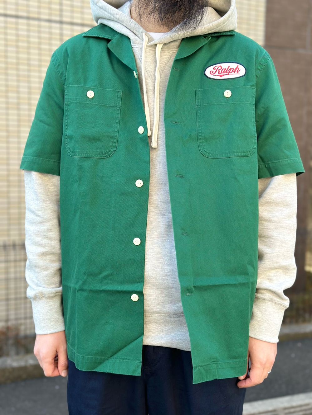 グレー系のパーカー、グリーン系のシャツ/ブラウス、ブルー系のその他パンツを着用したメンズの冬コーディネートの2枚目の写真