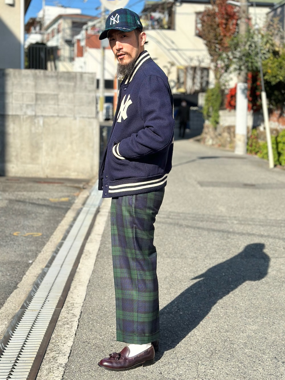 ホワイト系のシャツ/ブラウス、ブルー系のニット/セーター、ブルー系のスタジャンを着用したメンズの冬コーディネートの5枚目の写真