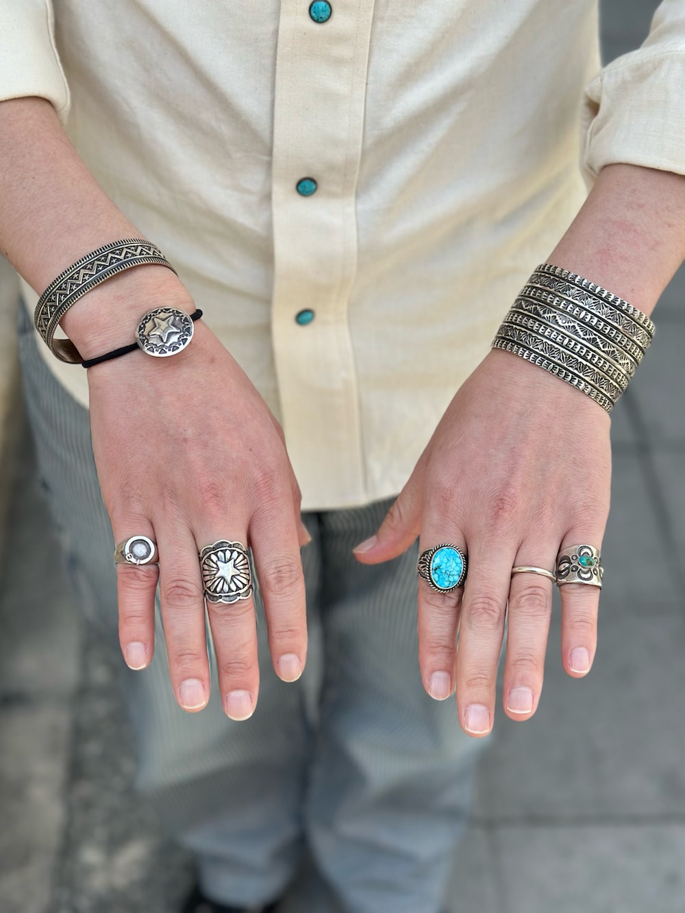 ホワイト系のシャツ/ブラウス、ブルー系のその他パンツ、ブラック系のブーツを着用したメンズの春コーディネートの5枚目の写真