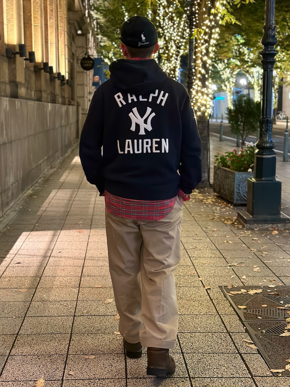 レッド系のシャツ/ブラウス、ブルー系のパーカー、ブラウン系のその他パンツを着用したメンズの秋コーディネートの3枚目の写真