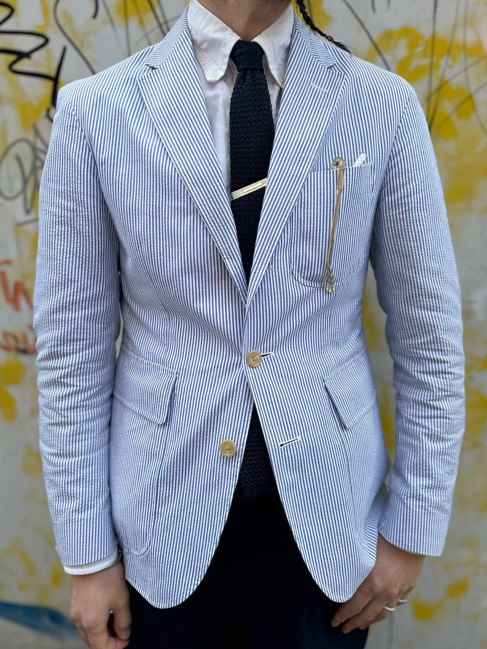 ホワイト系のシャツ/ブラウス、ブルー系のネクタイ、シルバー系のネクタイピンを着用したメンズの春コーディネートの4枚目の写真