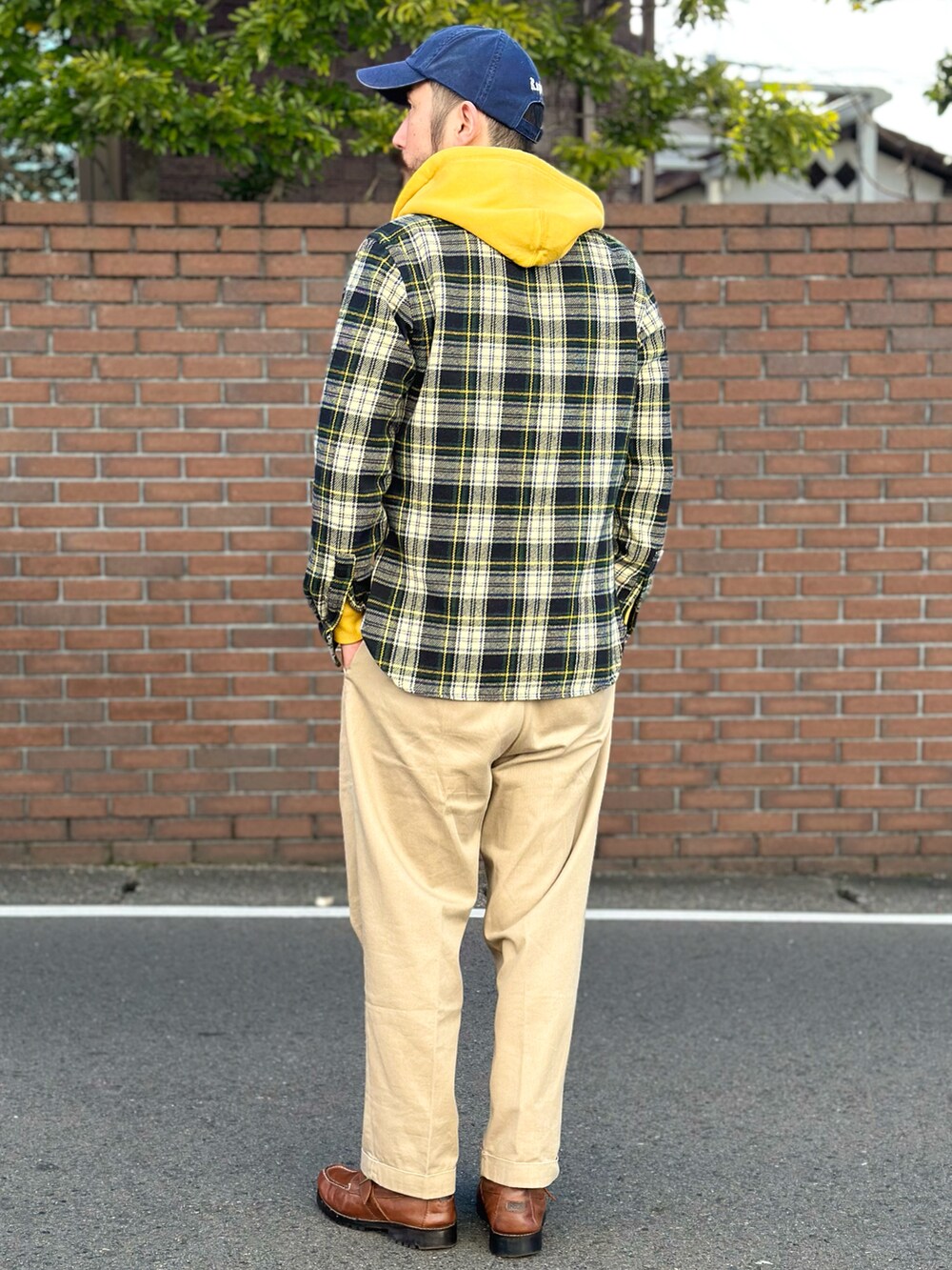 ブルー系のシャツ/ブラウス、イエロー系のパーカー、その他のシャツ/ブラウスを着用したメンズの冬コーディネートの3枚目の写真