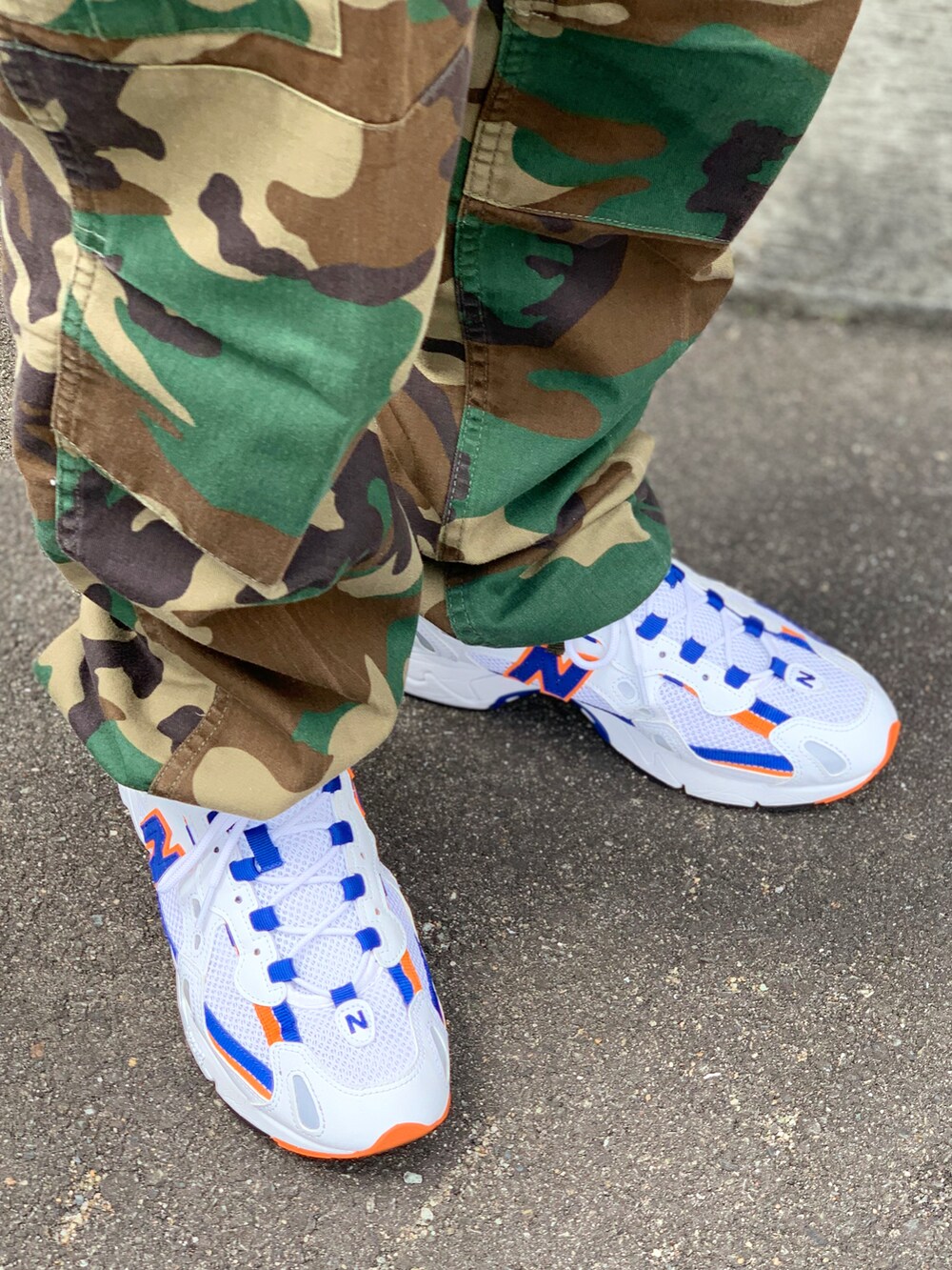 ホワイト系のスウェット、ホワイト系のシャツ/ブラウス、グリーン系のカーゴパンツを着用したメンズの春コーディネートの4枚目の写真