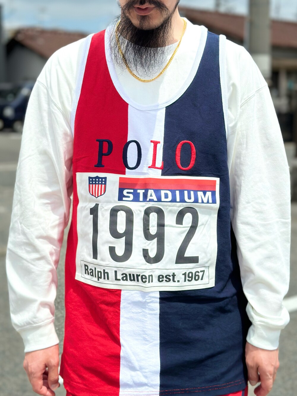 ホワイト系のTシャツ/カットソー、ホワイト系のタンクトップ、レッド系のその他パンツを着用したメンズの春コーディネートの4枚目の写真