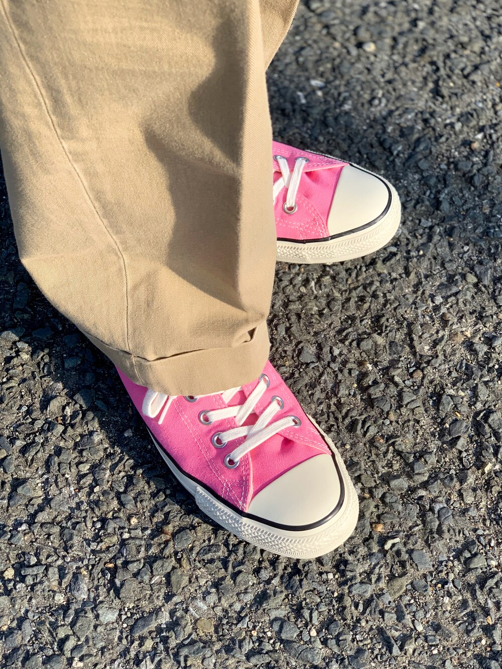 グリーン系のパーカー、ピンク系のシャツ/ブラウス、ブラウン系のその他パンツを着用したメンズの冬コーディネートの5枚目の写真