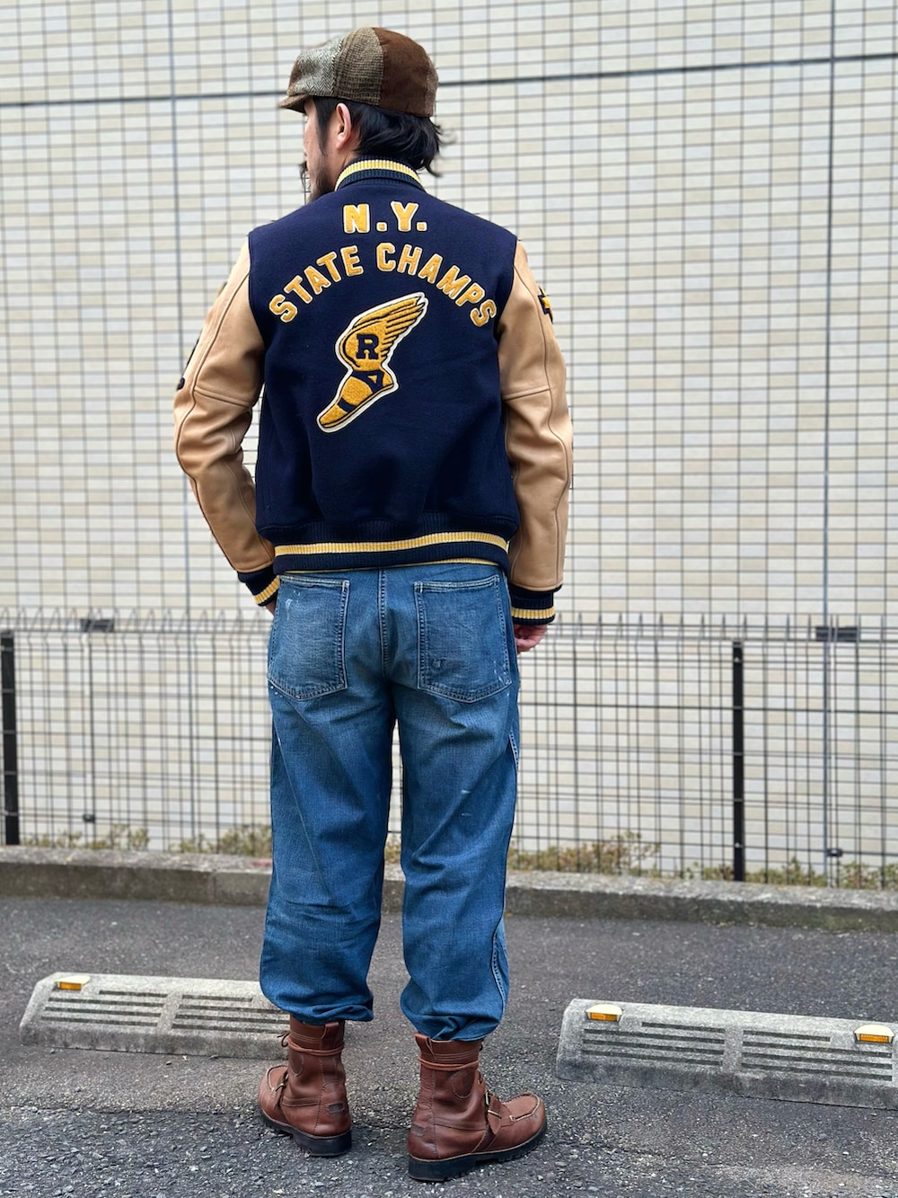 ブルー系のシャツ/ブラウス、ブラウン系のネクタイ、イエロー系のニット/セーターを着用したメンズの冬コーディネートの3枚目の写真