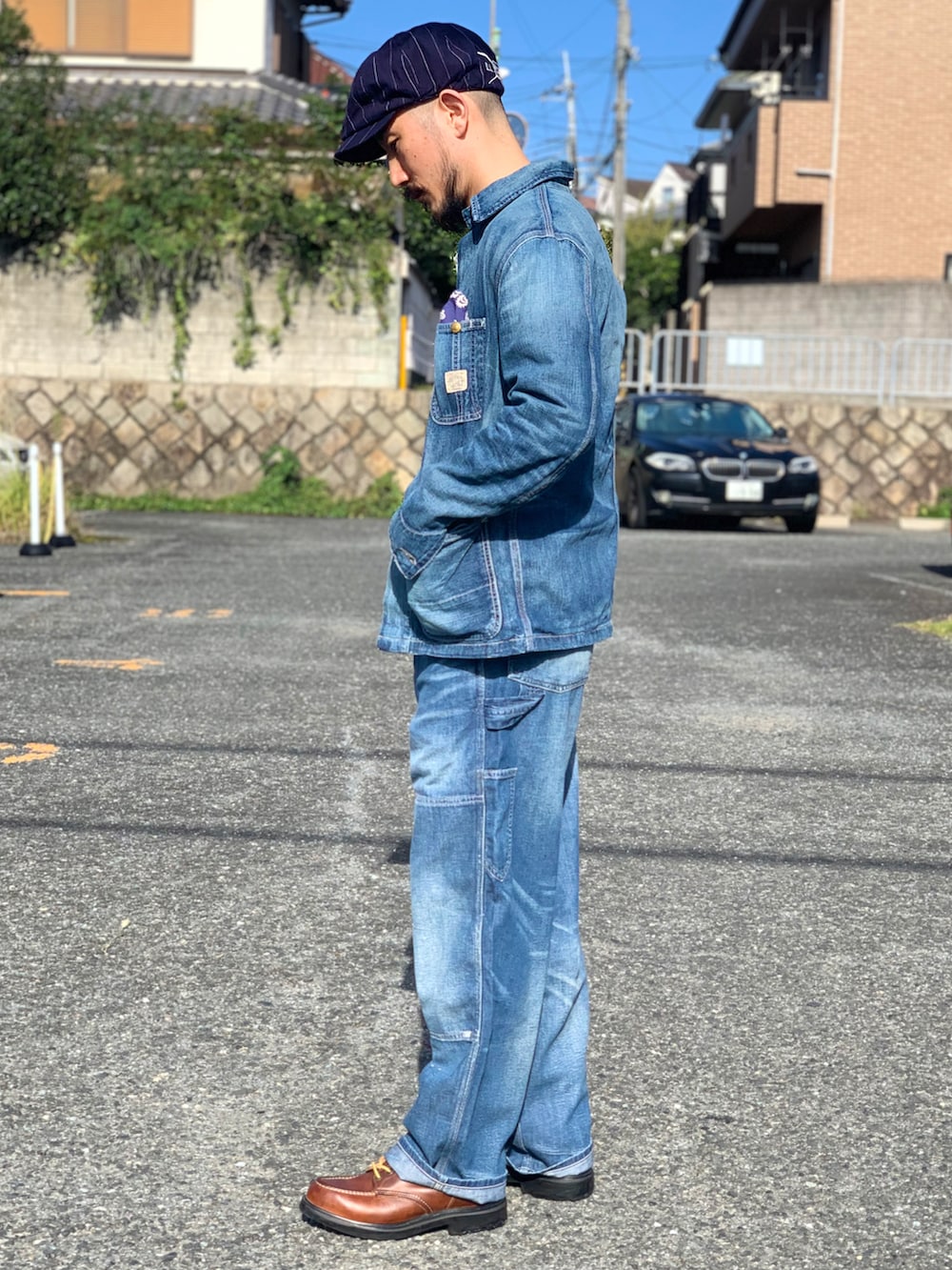 ホワイト系のTシャツ/カットソー、ブルー系のデニムジャケット、ブルー系のサロペット/オーバーオールを着用したメンズの秋コーディネートの3枚目の写真