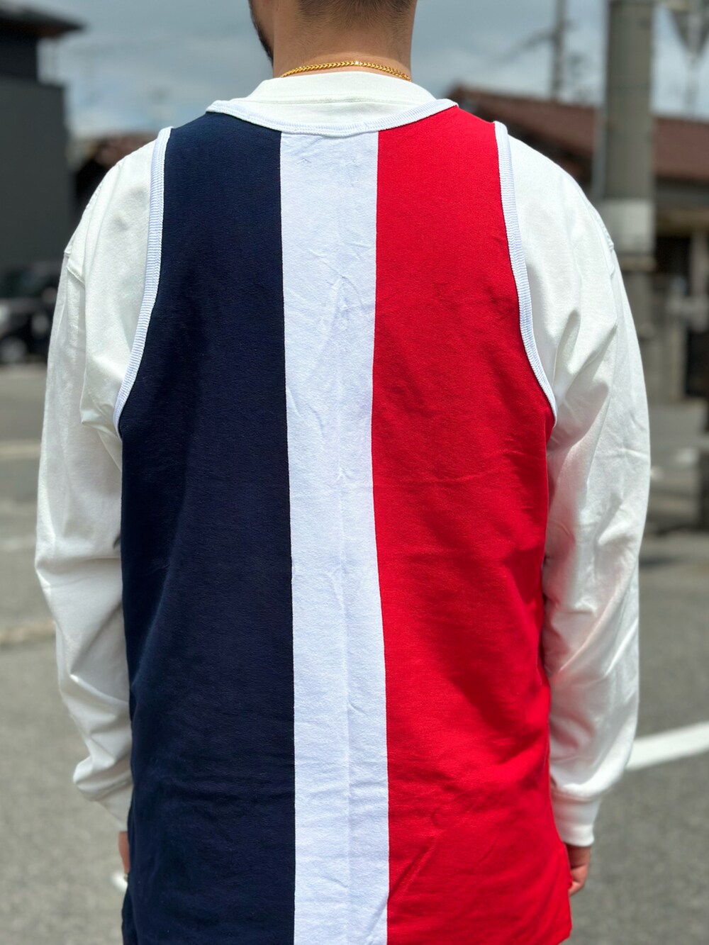 ホワイト系のTシャツ/カットソー、ホワイト系のタンクトップ、レッド系のその他パンツを着用したメンズの春コーディネートの3枚目の写真