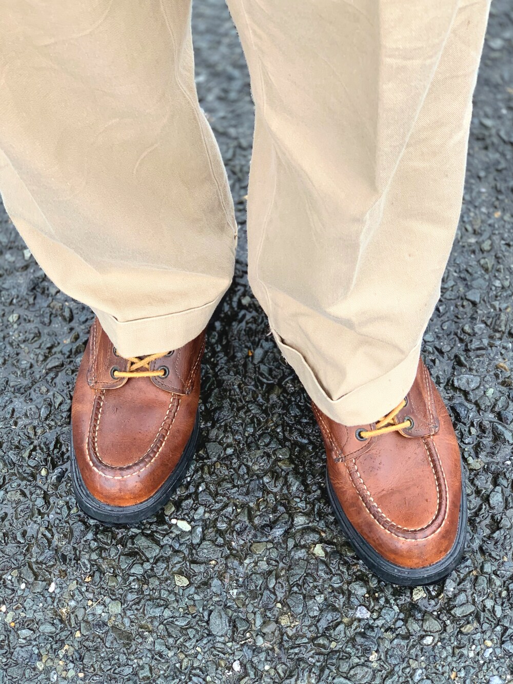 ホワイト系のTシャツ/カットソー、ブルー系のデニムジャケット、ブラウン系のその他パンツを着用したメンズの秋コーディネートの5枚目の写真