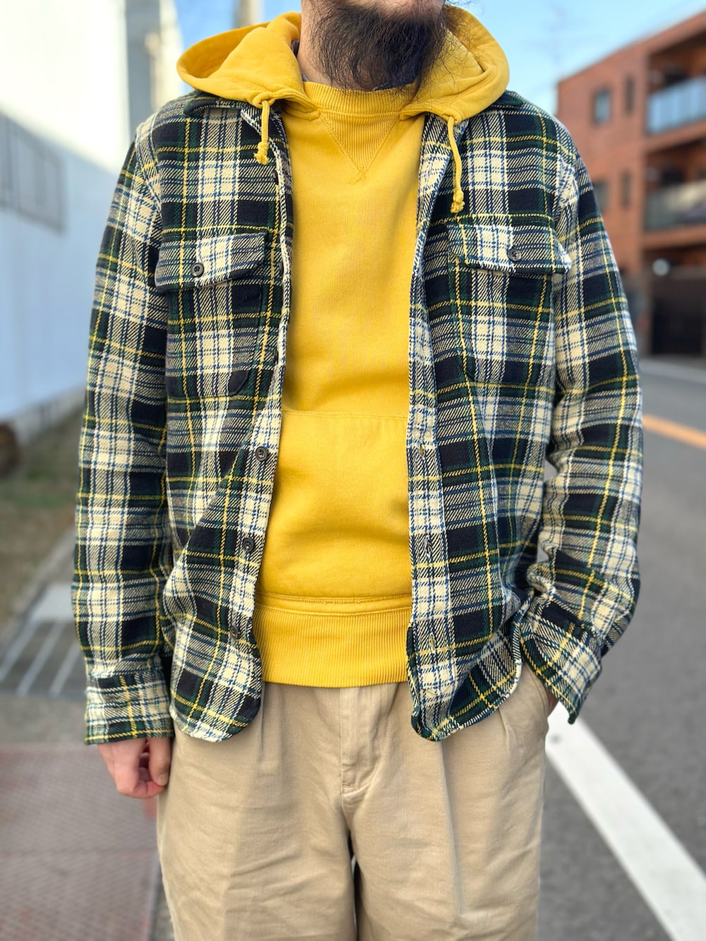 ブルー系のシャツ/ブラウス、イエロー系のパーカー、その他のシャツ/ブラウスを着用したメンズの冬コーディネートの2枚目の写真