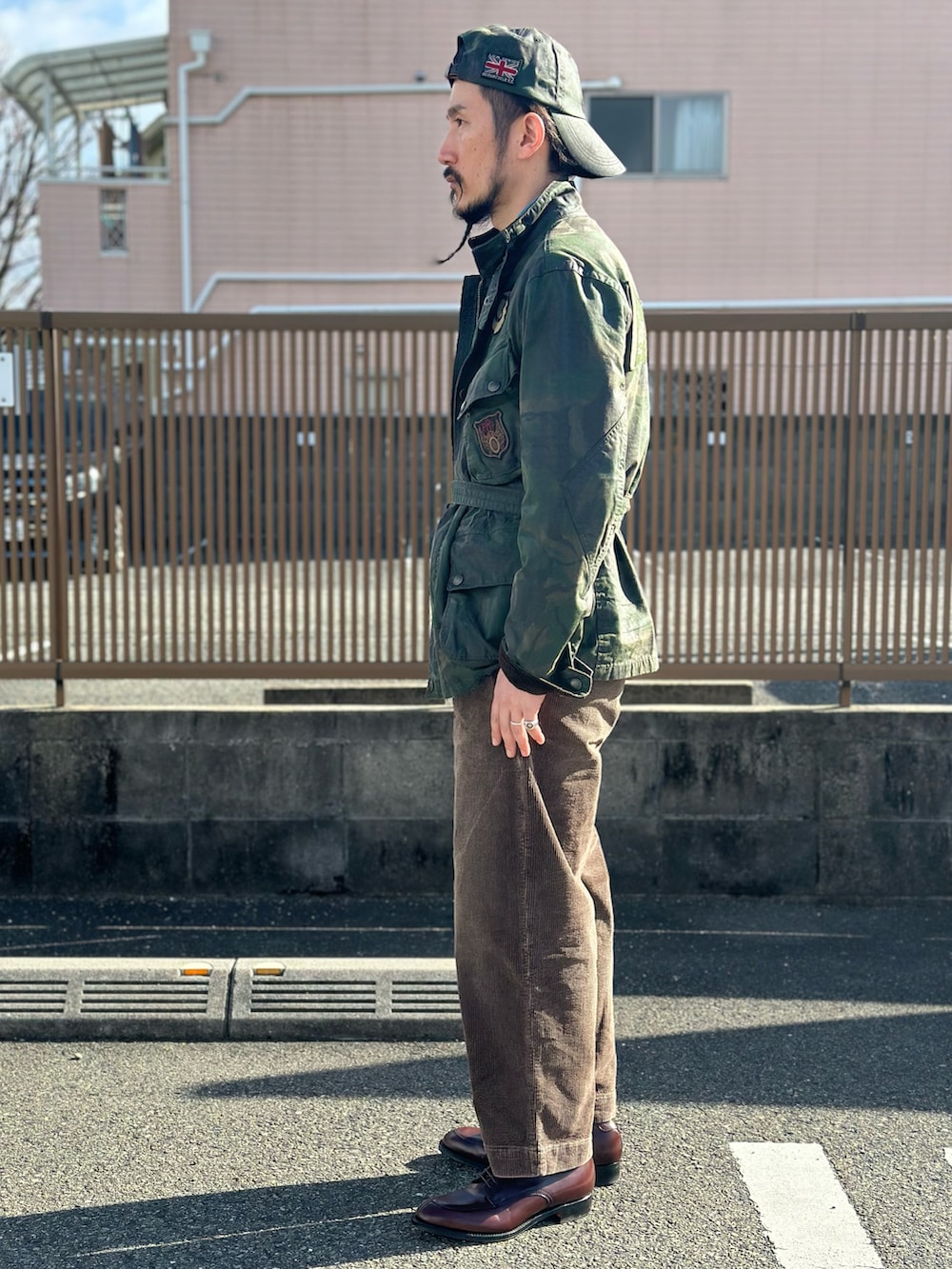 ブルー系のシャツ/ブラウス、レッド系のネクタイ、シルバー系のネクタイピンを着用したメンズの冬コーディネートの3枚目の写真