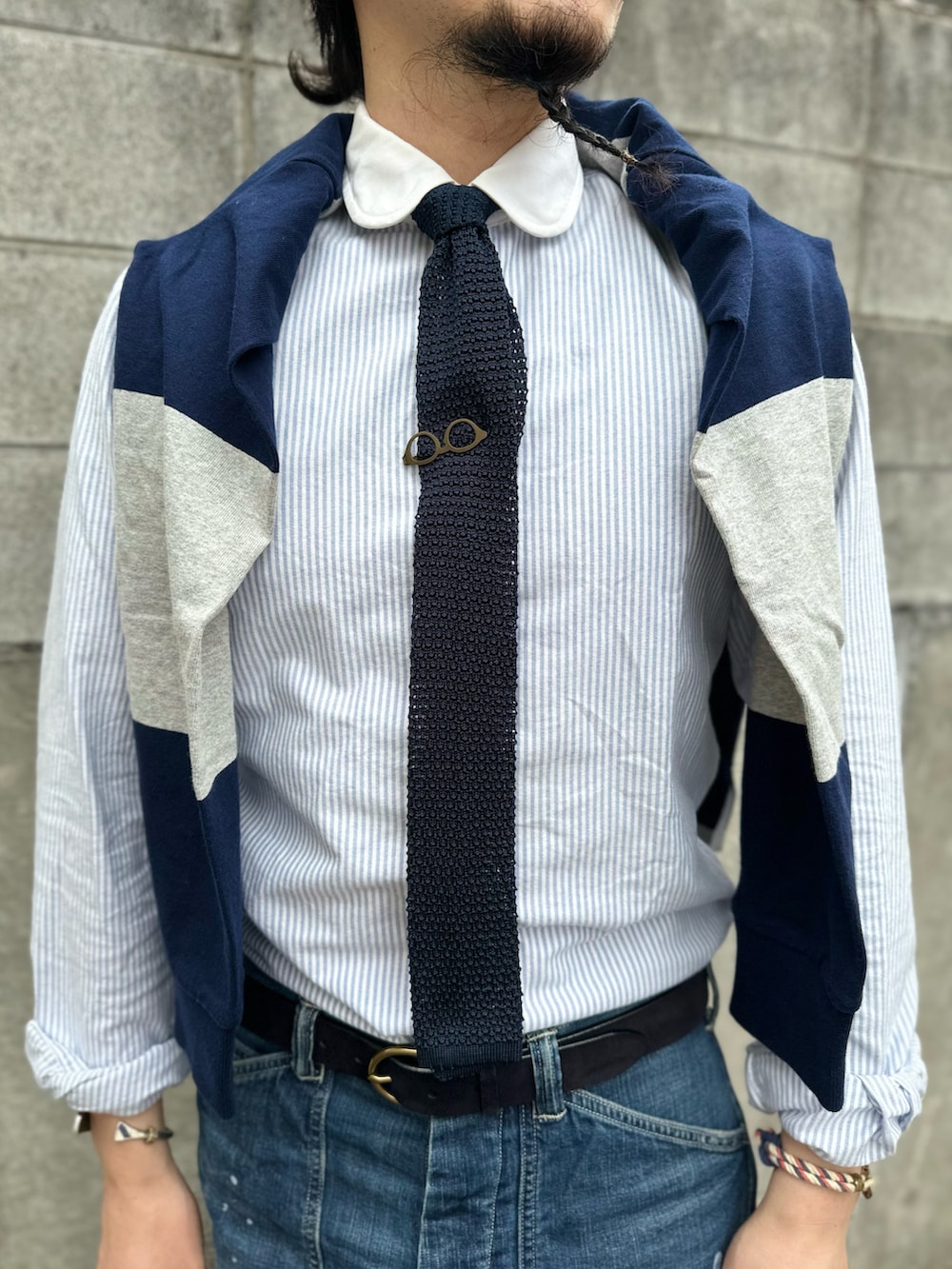 ブルー系のシャツ/ブラウス、ブルー系のネクタイ、グレー系のポロシャツを着用したメンズの春コーディネートの2枚目の写真