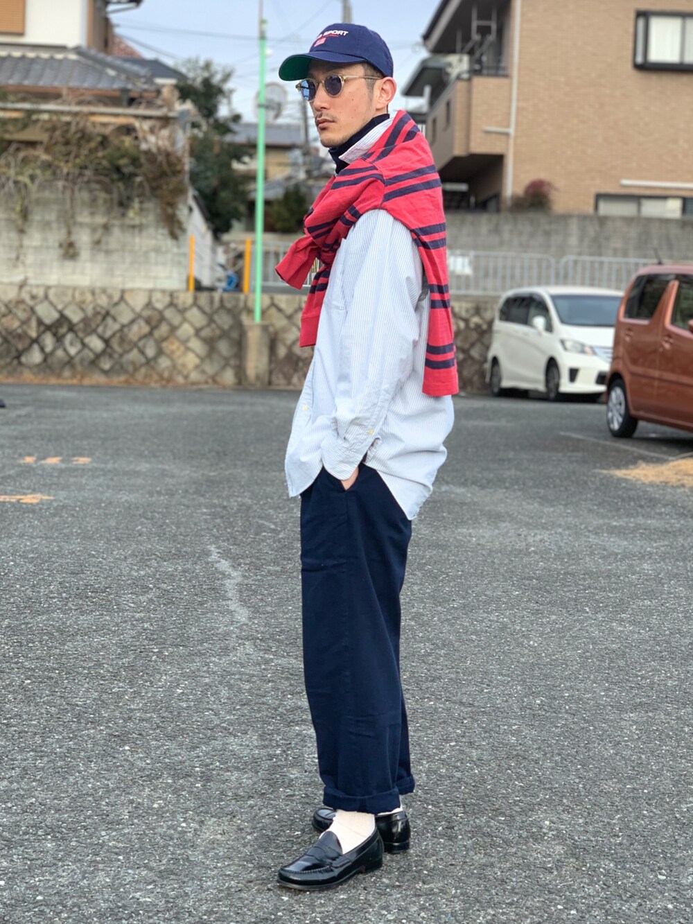 ブルー系のシャツ/ブラウス、レッド系のTシャツ/カットソー、ブルー系のその他パンツを着用したメンズの冬コーディネートの3枚目の写真