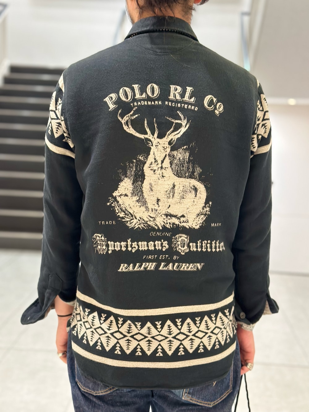 ブラック系のシャツ/ブラウス、ブルー系のデニムパンツ、ブラック系のブーツを着用したメンズの秋コーディネートの4枚目の写真