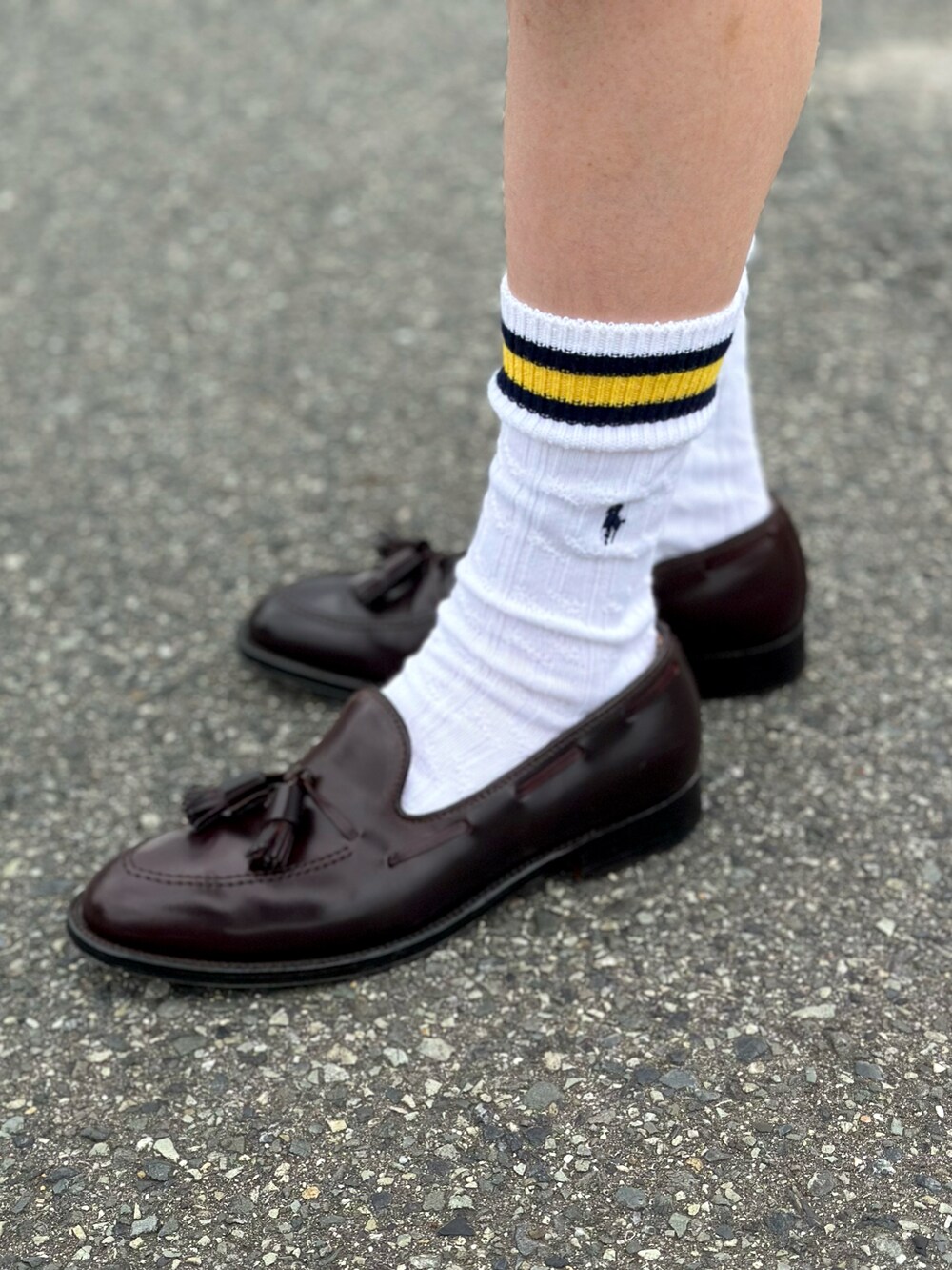 その他のトップス、ベージュ系のその他パンツ、レッド系のローファーを着用したメンズの夏コーディネートの5枚目の写真