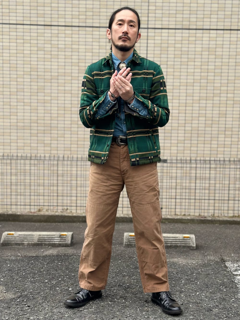 ブルー系のシャツ/ブラウス、グリーン系のシャツ/ブラウス、ブラウン系のその他パンツを着用したメンズの春コーディネートの2枚目の写真