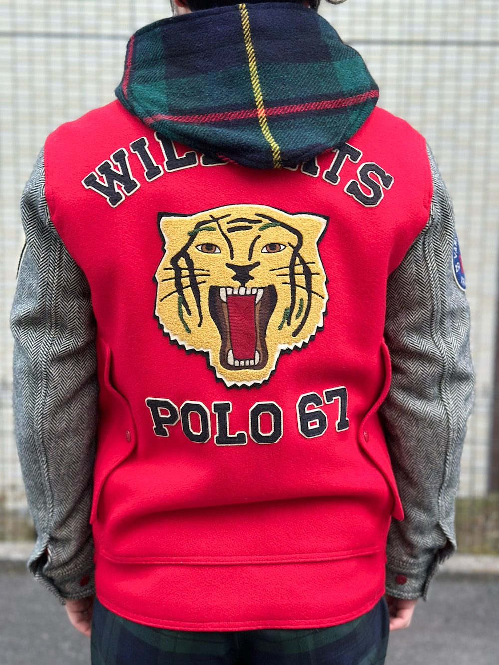 「チェック、ラルフローレン、Polo Ralph Lauren、ハンティングジャケット、ミリタリー、ブラックウォッチ、タータンチェック、タックパンツ、tricker's、パーティースタイル、ツイード、メダリオン、アメトラ、ヒゲ、休日コーデ」｜「POLO RALPH LAURENのクラシック フィット プラッド オックスフォード シャツ（シャツ/ブラウス、その他）」を使った、 $hinih$さん（メンズ・173cm）の冬コーディネートの5枚目の写真
