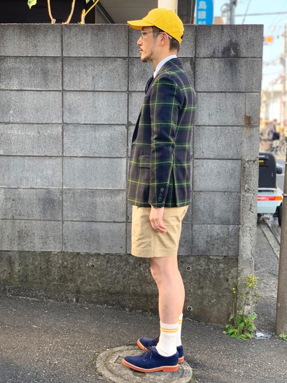 その他のジャケット/アウター、ブルー系のネクタイ、シルバー系のネクタイピンを着用したメンズの春コーディネートの4枚目の写真