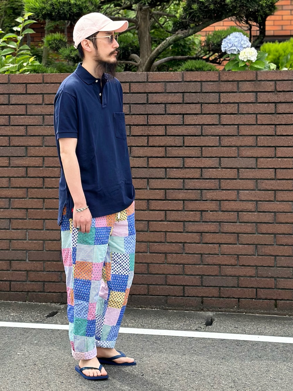 ブルー系のポロシャツ、その他のその他パンツ、ブルー系のサンダルを着用したメンズの夏コーディネートの5枚目の写真