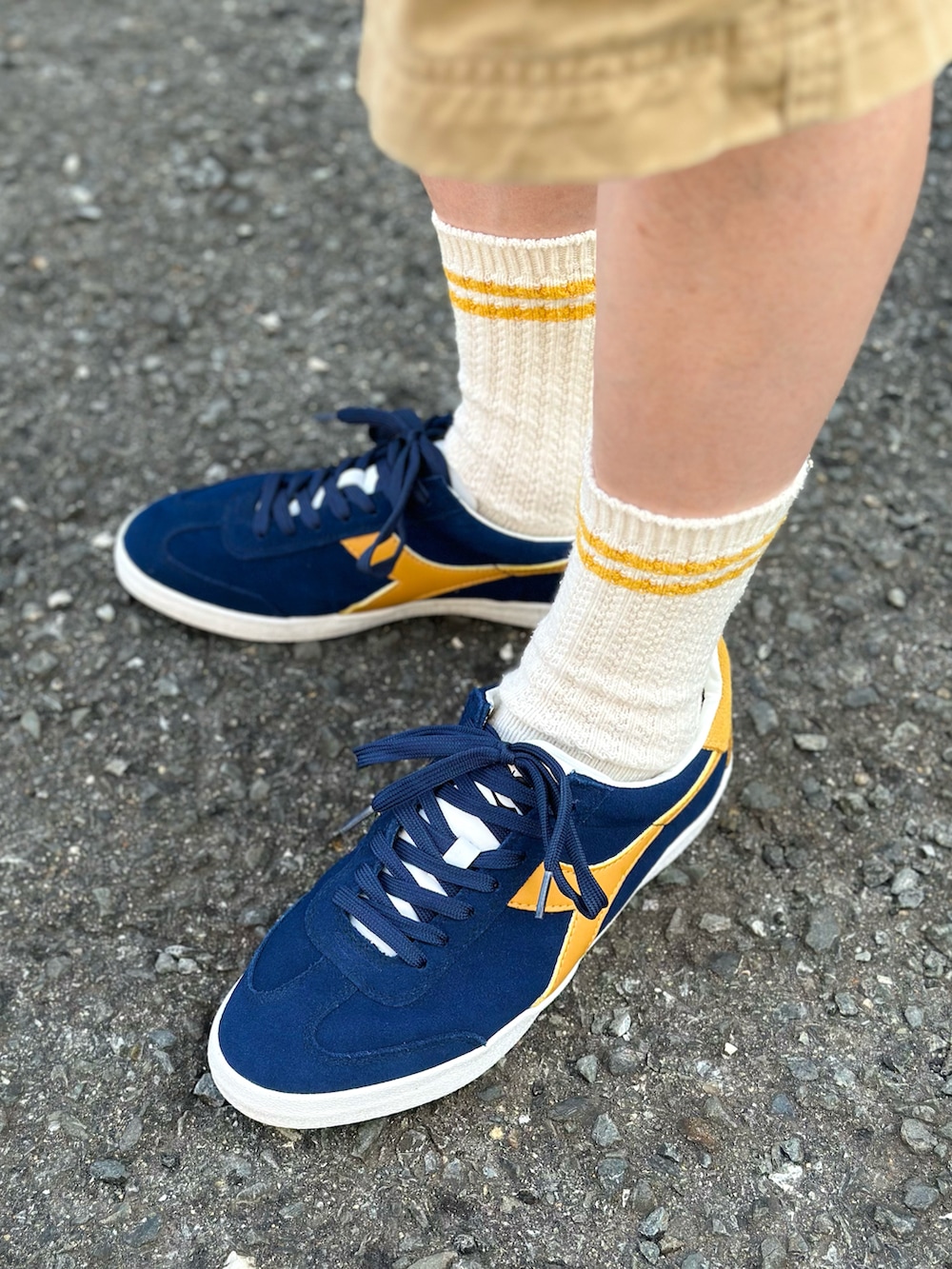 ブルー系のTシャツ/カットソー、ベージュ系のその他パンツ、ブルー系のスニーカーを着用したメンズの夏コーディネートの5枚目の写真