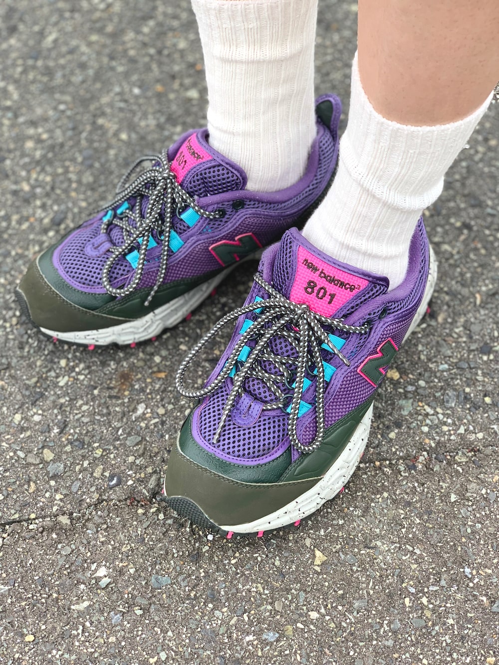 ホワイト系のポロシャツ、その他のその他アウター、ベージュ系のその他パンツを着用したメンズの夏コーディネートの3枚目の写真