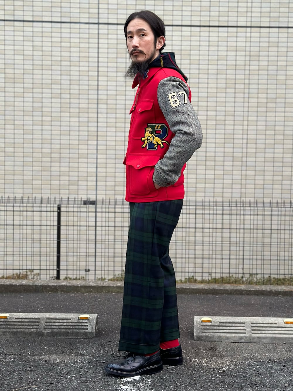 「チェック、ラルフローレン、Polo Ralph Lauren、ハンティングジャケット、ミリタリー、ブラックウォッチ、タータンチェック、タックパンツ、tricker's、パーティースタイル、ツイード、メダリオン、アメトラ、ヒゲ、休日コーデ」｜「POLO RALPH LAURENのクラシック フィット プラッド オックスフォード シャツ（シャツ/ブラウス、その他）」を使った、 $hinih$さん（メンズ・173cm）の冬コーディネートの2枚目の写真