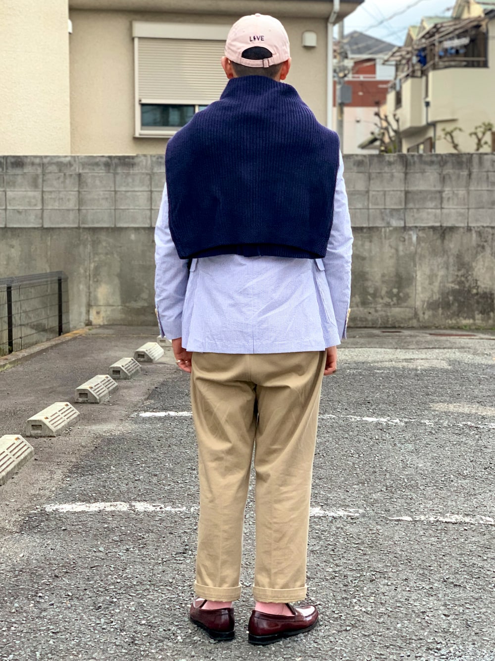 ブルー系のカーディガン/ボレロ、ブルー系のジャケット/アウター、その他のシャツ/ブラウスを着用したメンズの春コーディネートの5枚目の写真
