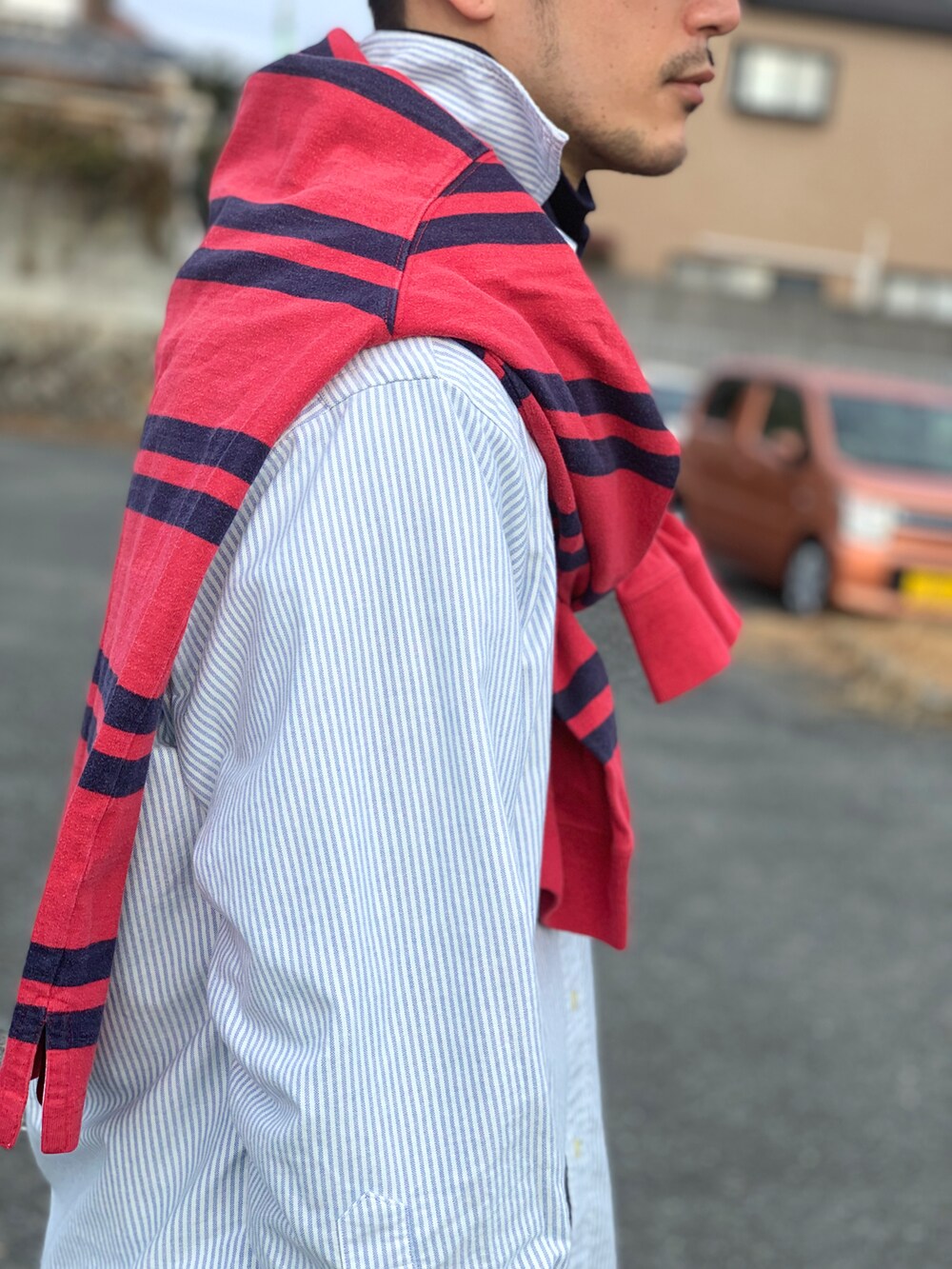 ブルー系のシャツ/ブラウス、レッド系のTシャツ/カットソー、ブルー系のその他パンツを着用したメンズの冬コーディネートの2枚目の写真