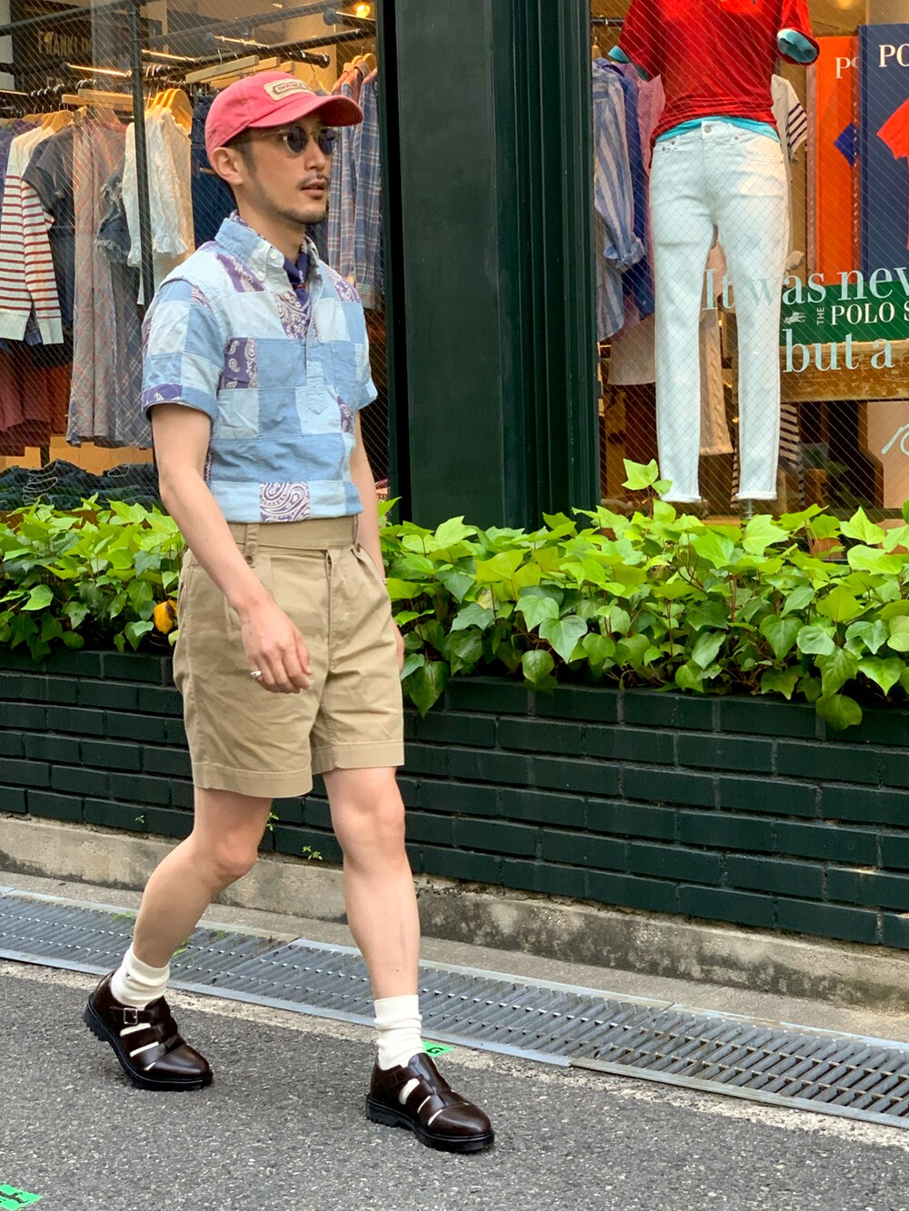 ブルー系のシャツ/ブラウス、ブラウン系のその他パンツ、ピンク系のキャップを着用したメンズの夏コーディネートの5枚目の写真