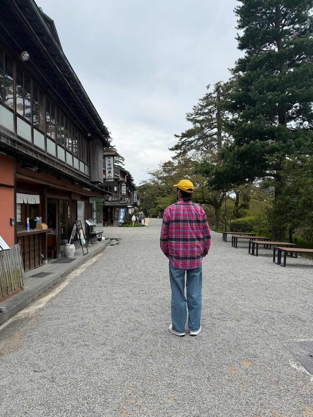 その他のシャツ/ブラウス、ブルー系のデニムパンツ、ホワイト系のスニーカーを着用したメンズの春コーディネートの4枚目の写真