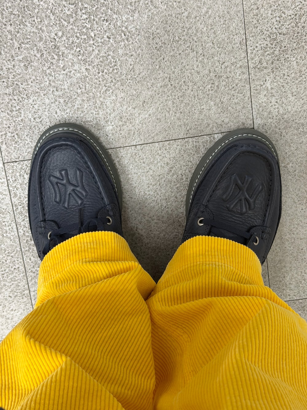 ブルー系のニット/セーター、イエロー系のその他パンツ、レッド系のシャツ/ブラウスを着用したメンズの冬コーディネートの4枚目の写真